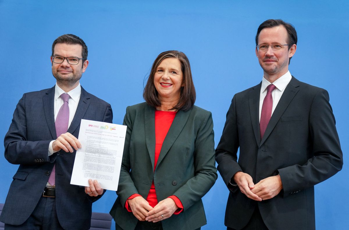 Dirk Wiese (SPD; j), Katrin Göring-Eckardt (Zöldek) és Marco Buschmann (FDP) az új törvénytervezet alapjaival. Fotó: KAY NIETFELD / DPA / dpa Picture-Alliance via AFP