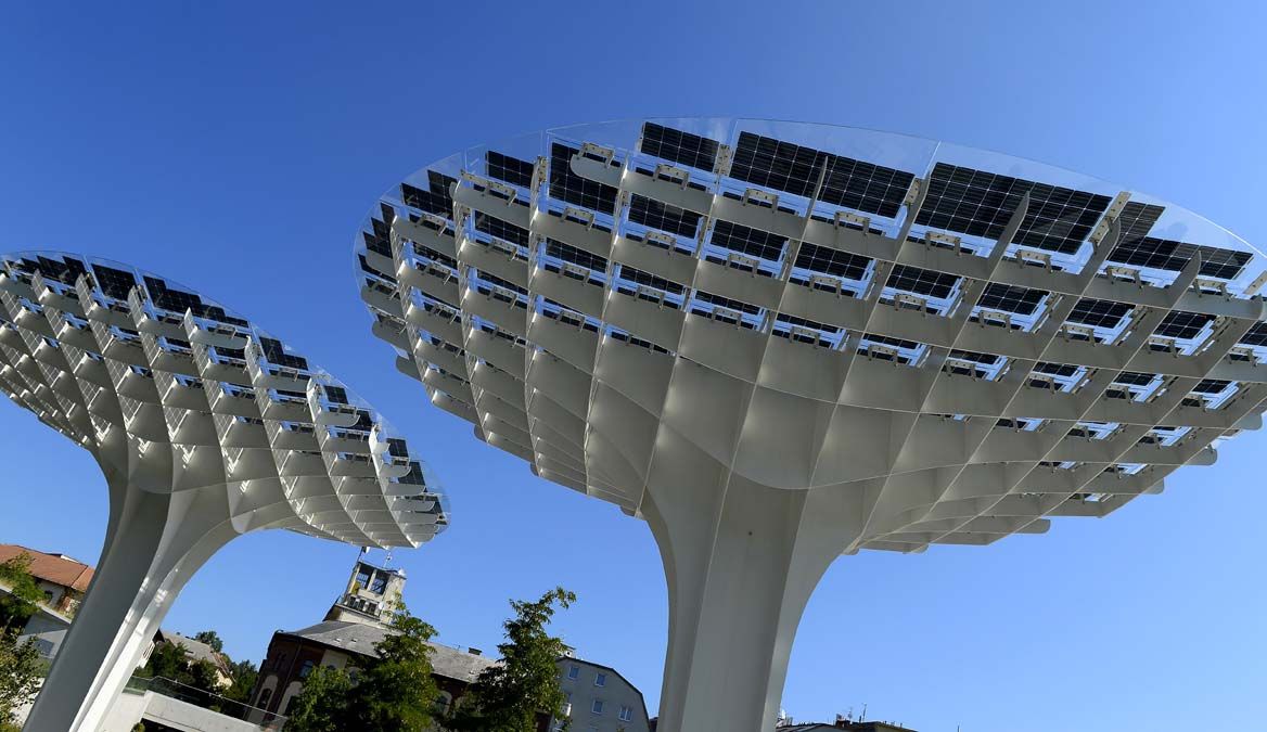 A sétautak találkozási pontjánál álló, gomba formájú, tetejükön napelemekkel felszerelt építmények a budai Széllkapu parkjában a megnyitó előtt 2020. augusztus 20-án.<br>Fotó: MTI/Soós Lajos