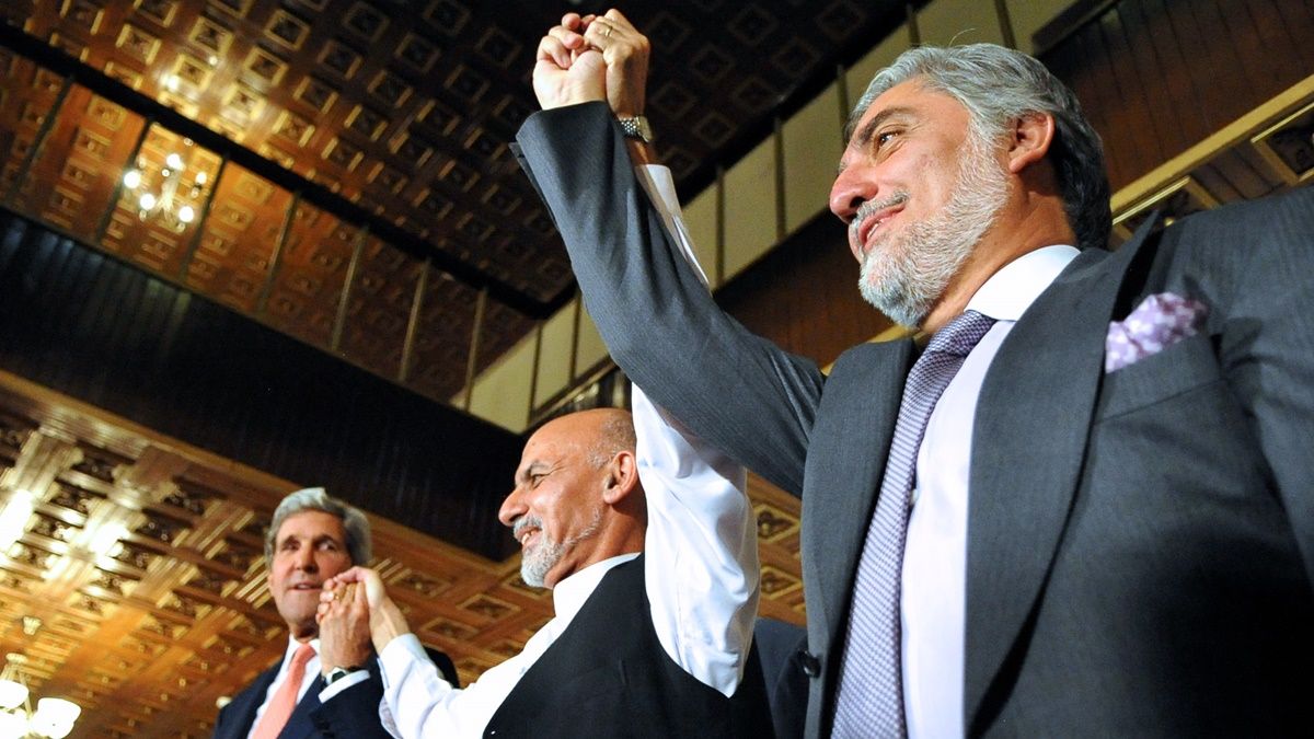 A verseny elsimult, Ghani ellenfele, Abdullah Abdullah (a fotón a jobboldalon) pedig beilleszkedett az Amerika által megkomponált rendszerbe. (Fotó: State Department))