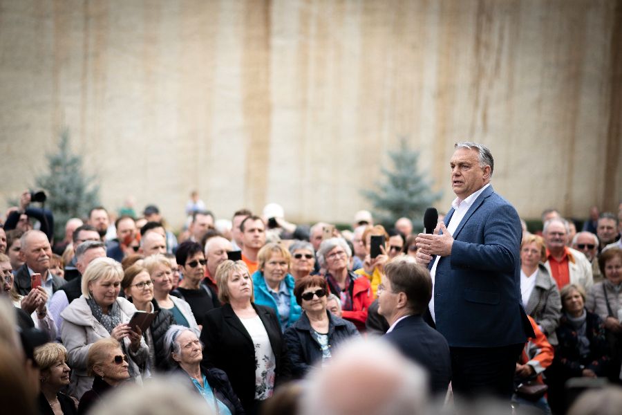 Orbán Viktor a szolgálati székén beszédet tart Egerben <br> Fotó: MTI/Benko Vivien Cher