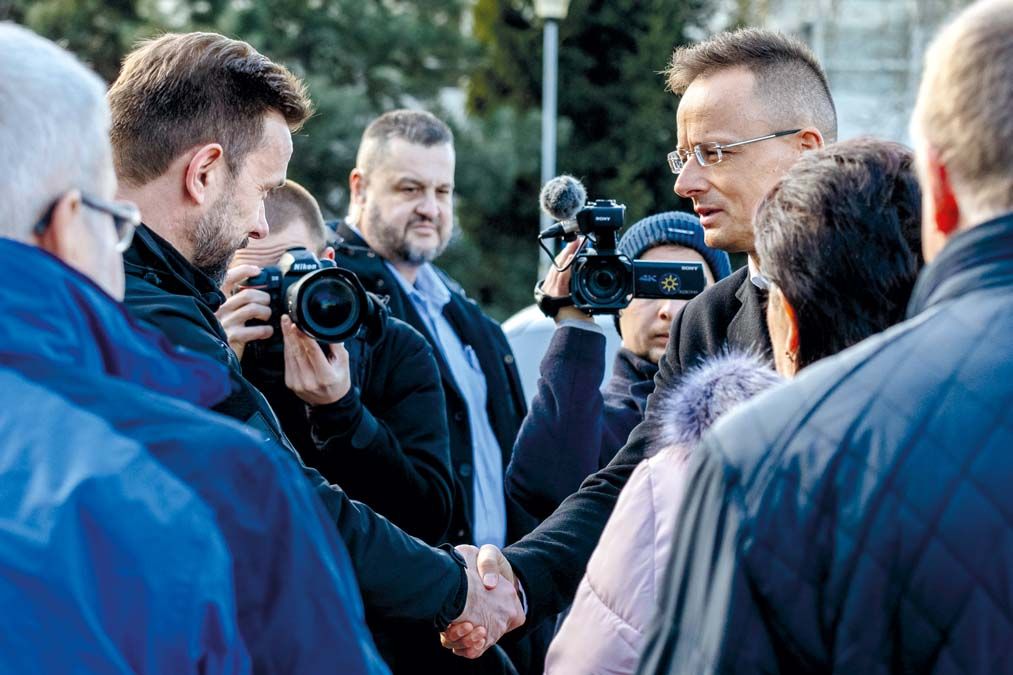 Viktor Mikita kezet fog Szijjártó Péter külgazdasági és külügyminiszterrel 2022. február 27-ei közös sajtótájékoztatójuk után a csapi határátkelőhelyen <br> Fotó: MTI / Nemes János