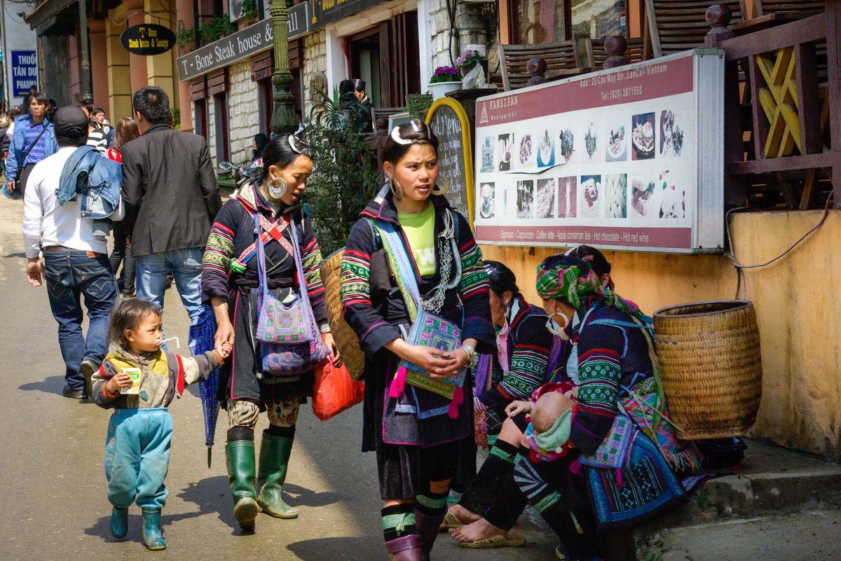 Hmong lányok Sa Pa főutcáján