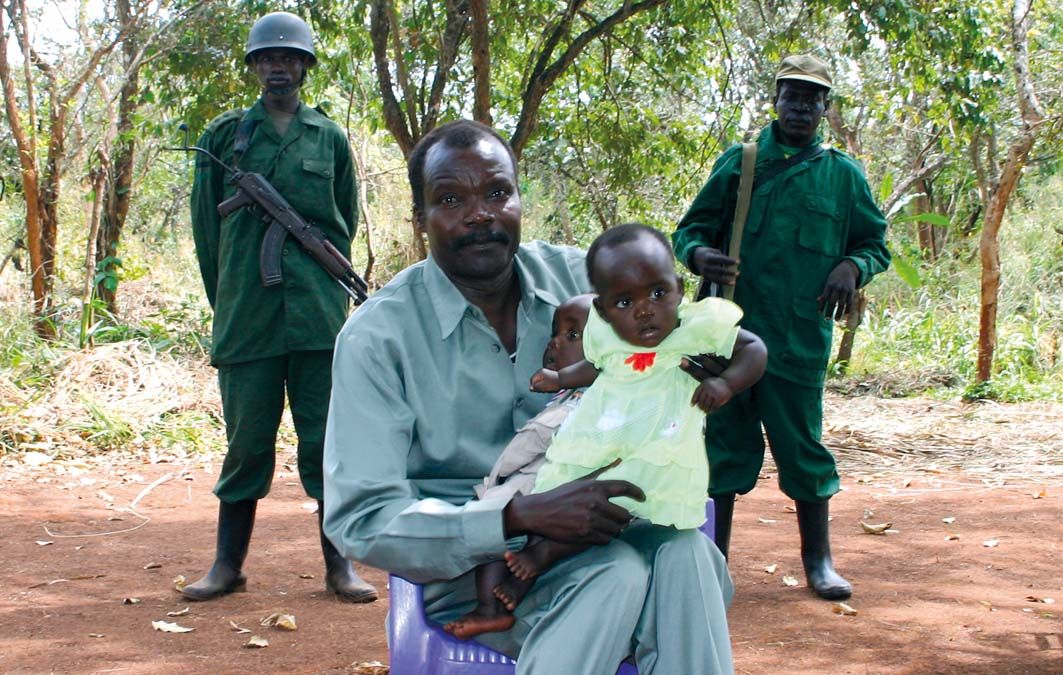 Joseph Kony gyerekeivel pózol egy 2008-as béketárgyaláson Dél-Szudánban. <br> Fotó: REUTERS / Africa24 Media