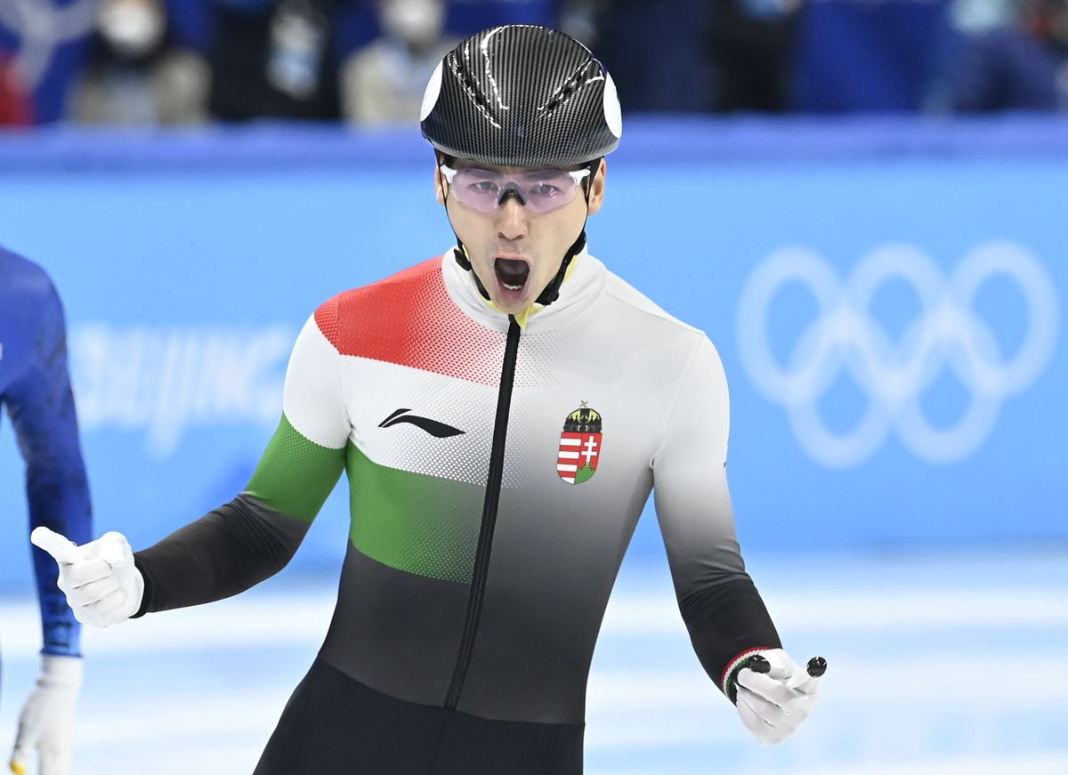 Liu Shaoang első helyen ér célba a férfi rövid pályás gyorskorcsolyázók 500 méteres versenyének elődöntőjében a Fővárosi Fedett Stadionban a pekingi téli olimpián 2022. február 13-án. MTI/Kovács Tamás