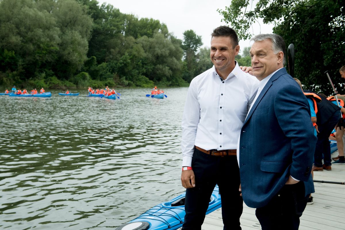 A képen: Orbán Viktor miniszterelnök (j) és Kammerer Zoltán olimpiai és világbajnok kajakozó a Tokaji Vízitúra Központ átadásán 2018. június 14-én. MTI Fotó: Koszticsák Szilárd