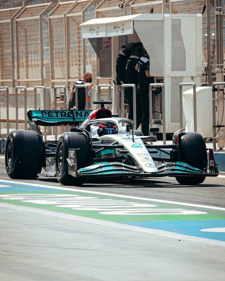 Lewis Hamilton, a Mercedes brit versenyzője új autót tesztelt a Bahreinben tartott gyakorláson. Mercedes AMG Petronas Formula One Team Facebook-oldala.