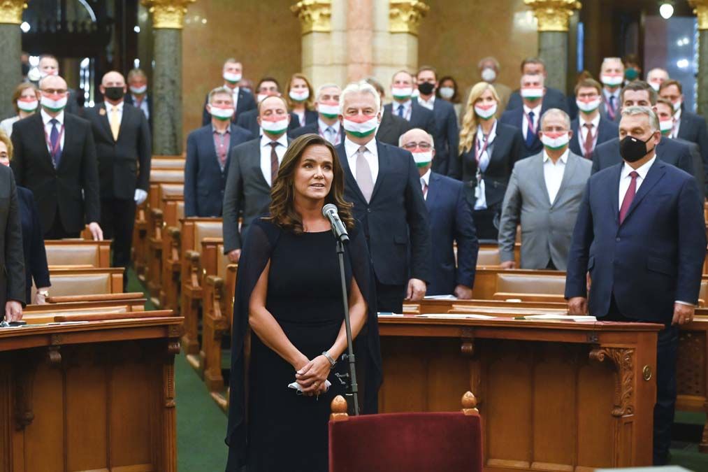 A családokért felelős tárca nélküli miniszterré kinevezett Novák Katalin esküt tesz az Országgyűlés plenáris ülésén 2020. szeptember 21-én. Idén Magyarország első női államfője lehet. <br> Fotó: MTI / Koszticsák Szilárd