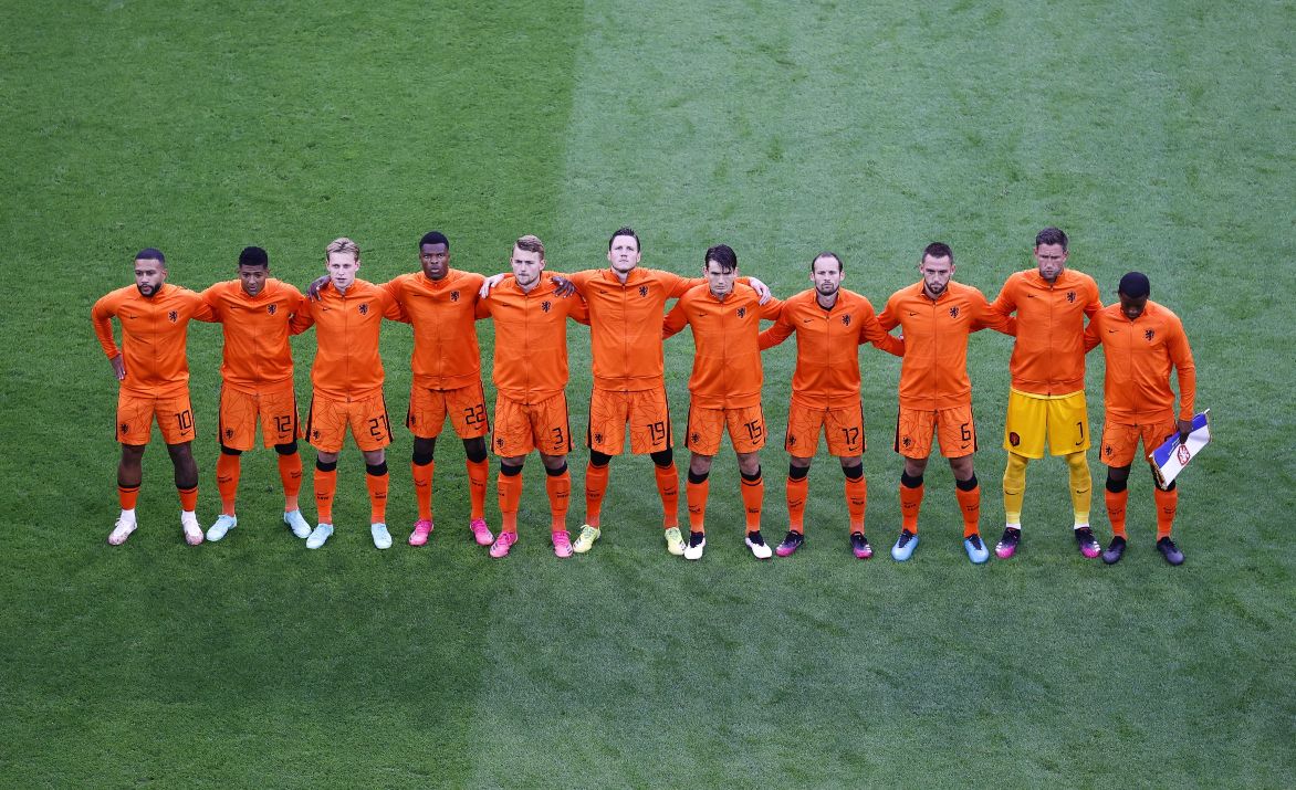 A holland válogatott tagjai felsorakoznak a Hollandia-Ausztria mérkőzésen az amszterdami Johan Cruyff Arénában 2021. június 17-én. <br>Fotó: MTI/EPA pool/Koen Van Weel