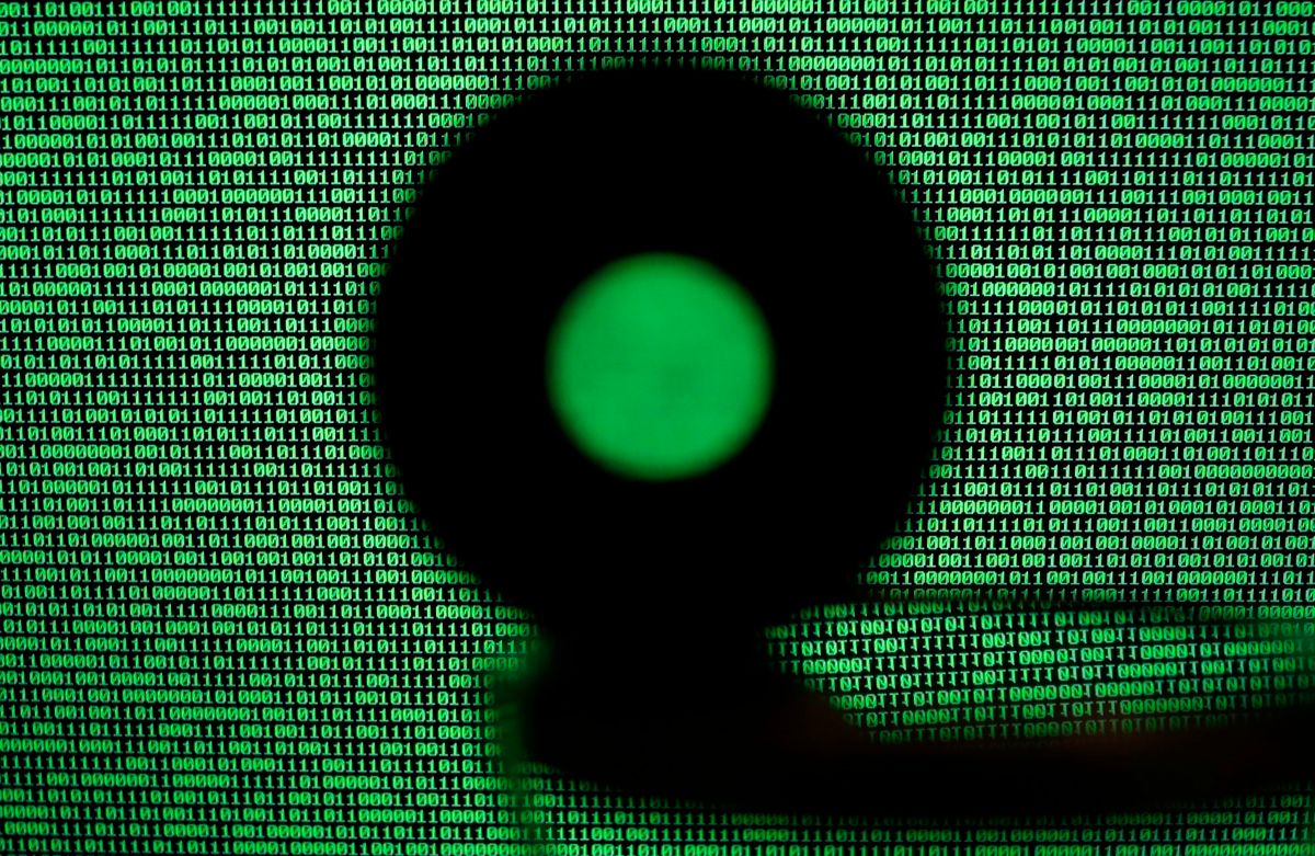 Bináris kódolás egy számítógép képernyőjén a tajvani Tajpejben 2017. június 28-án. Az előző napon hackerek kibertámadást indítottak a Petya néven ismert zsarolóvírussal, amely világszerte károkat okozott állami és magánvállalatok szerverében. (MTI/EPA/Richie B. Tongo)