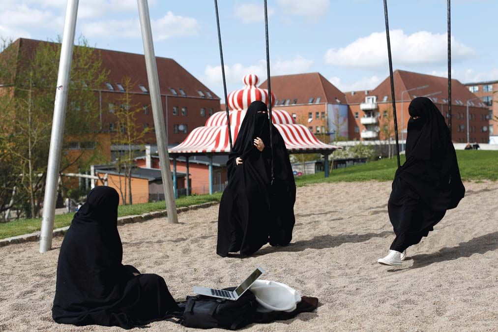 Nikábba öltözött nők Koppenhága gettónak minősített Mjølnerparken negyedében. <br> Fotó: Reuters / Andrew Kelly