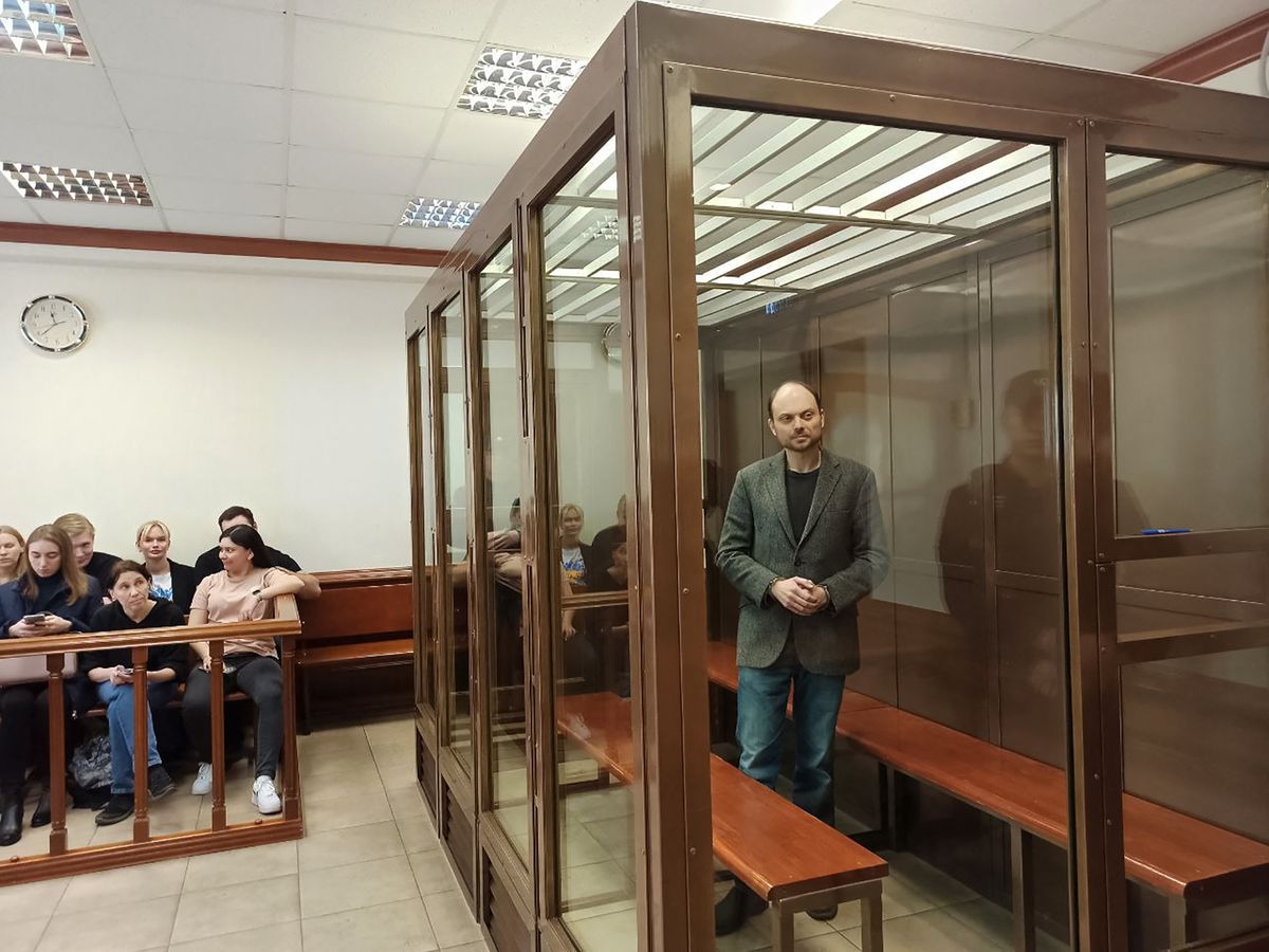Vlagyimir Kara-Murza a moszkvai bíróság előtti tárgyalásán 2023. április 17-én (forrás: AFP)