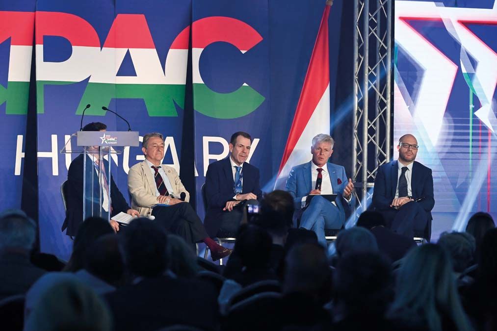 Harald Vilimsky (középen) a CPAC Hungaryn 2022. május 20-án <br> Fotó: MTI / Koszticsák Szilárd