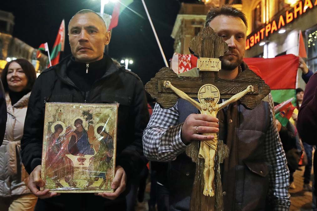 Lukasenka-párti tüntetők Minszkben október 14-én.<br>Fotó: REUTERS / Natalia Fedosenko / TASS 