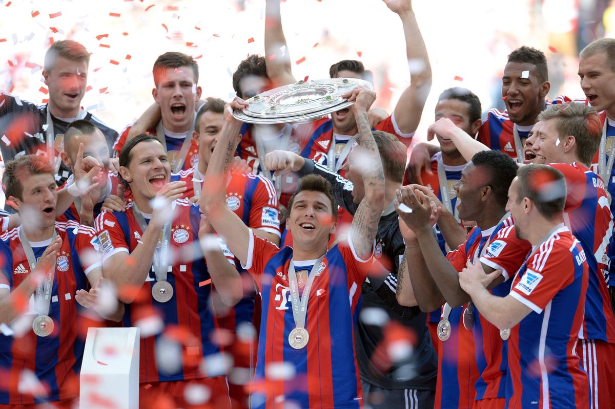Mario Mandzukic (k) és a Bayern München többi játékosa a bajnokság megnyerését ünnepli a trófeával, Münchenben 2014. május 10-én. Fotó: MTI/EPA/Andreas Gebert