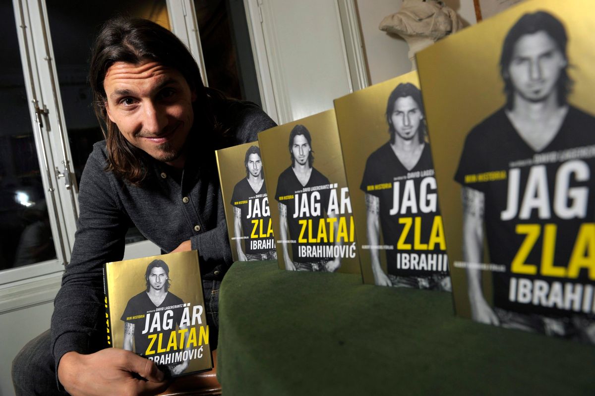 Zlatan Ibrahimovic, az olasz AC Milan svéd labdarúgója önéletrajzi könyvének példányaival fényképezkedik. Fotó: MTI/EPA/Janerik 
