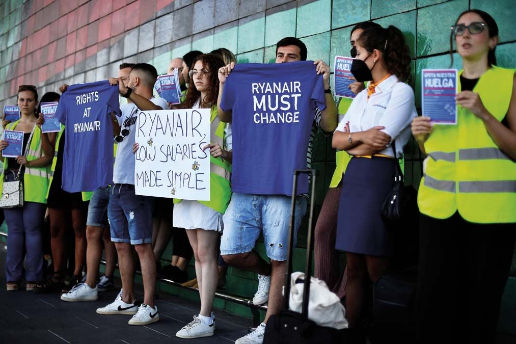 - „A Ryanairnek változnia kell” – üzenték  a cég dolgozói Barcelonában június végén, egy esetleges sztrájkot belengetve<br>Fotó: AFP/ Pau BARRENA