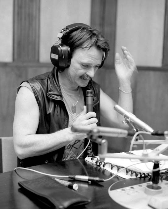 A Garázs című rádióműsor vezetőjeként a Magyar Rádió stúdiójában 1989-ben. <br> Fotó: MTI / Hámor Szabolcs