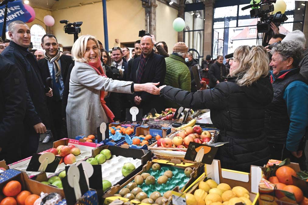 Marine Le Pen  egy elzászi piacon:  a szociális érzékenységre apellálhat.<br>Fotó: AFP / SEBASTIEN BOZON