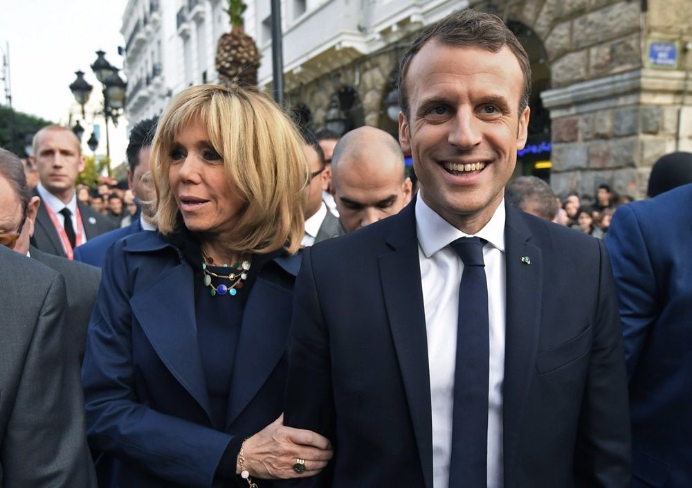 Emmanuel Macron francia elnök és felesége, Brigitte Tunisz óvárosában sétál 2018. február 1-jén. Macron kétnapos látogatáson tartózkodik Tunéziában. (MTI/EPApool/Eric Feferberg)