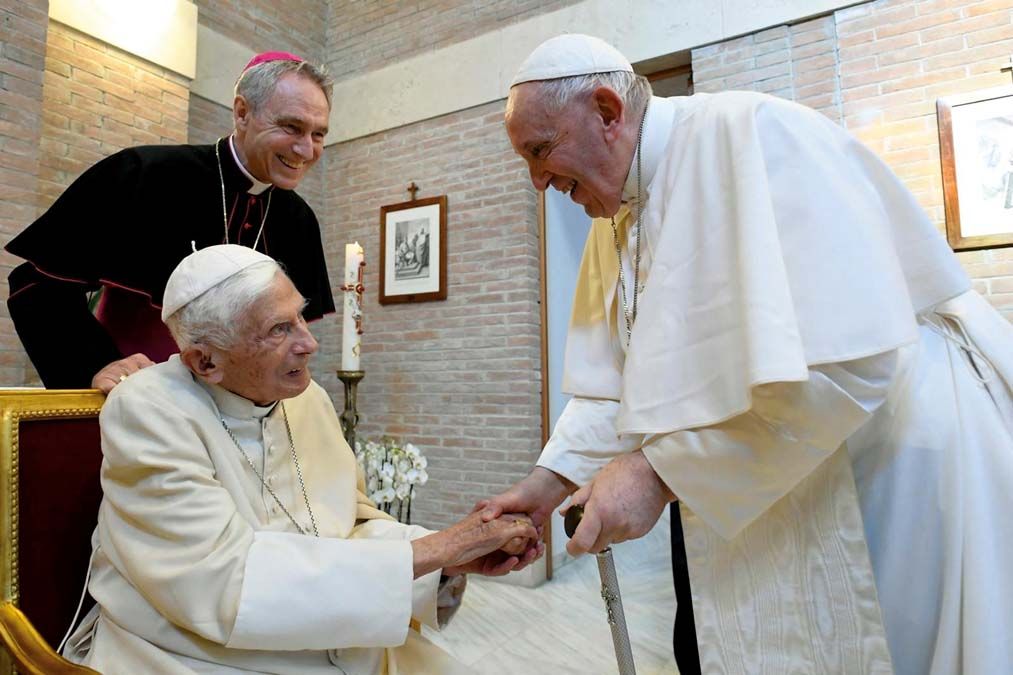 A két pápa: Ferenc és Benedek találkozása 2022 augusztusában <br> Fotó: AFP / Handout / VATICAN MEDIA