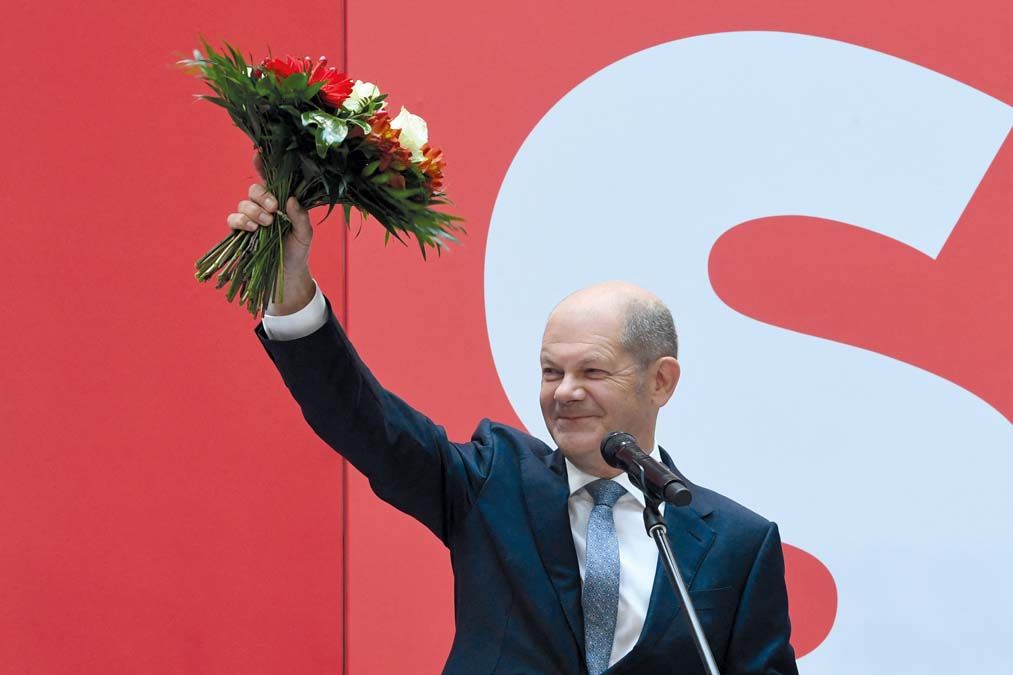 Olaf Scholzcal ünnepelhetnek a szocdemek. <br> Fotó: AFP / Christof Stache