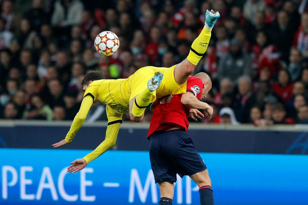 Burak Yilmaz és Andreas Chistensen. Nagy küzdelem volt Lille-ben. Fotó: MTI/AP/Michel Spingler