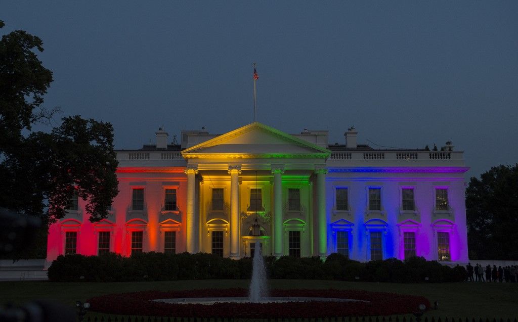 A szivárványszínekbe öltöztetett Fehér Ház. Fotó: MOLLY RILEY / AFP