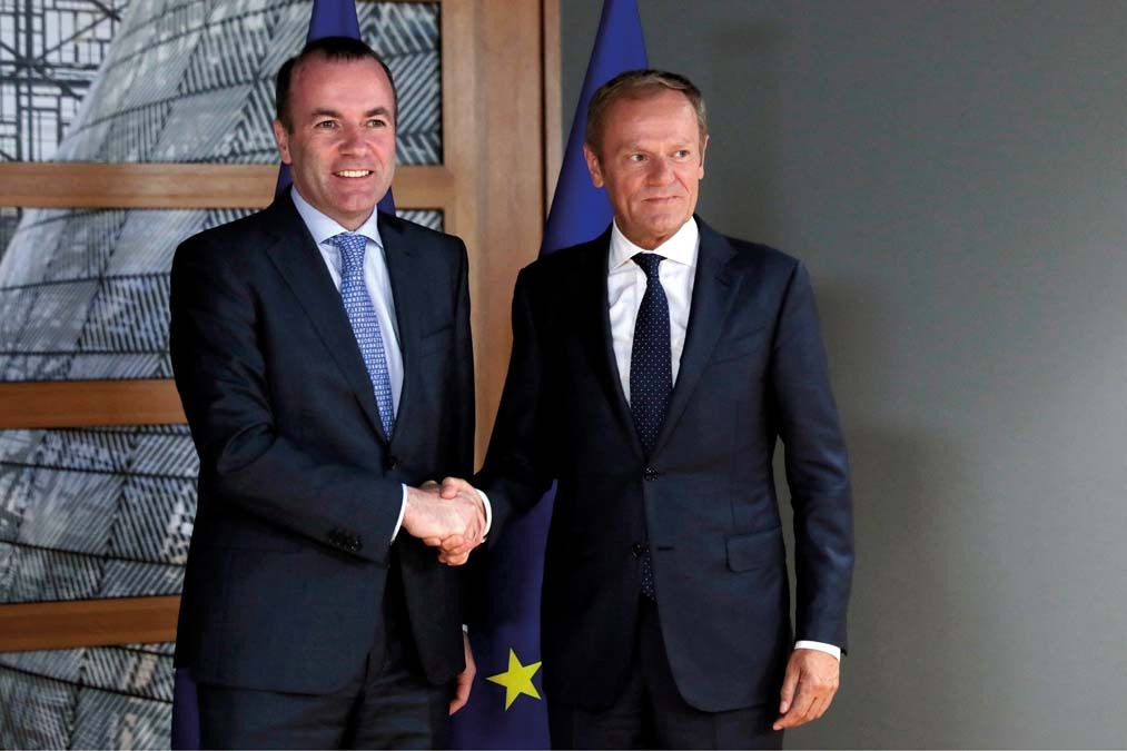 Manfred Weber és Donald Tusk Brüsszelben 2019-ben. A jobboldali pártok jelentős része szerint  a néppárton belül elhatalmasodott a weberi és tuski irány. <br> Fotó: AFP / POOL / Virginia Mayo