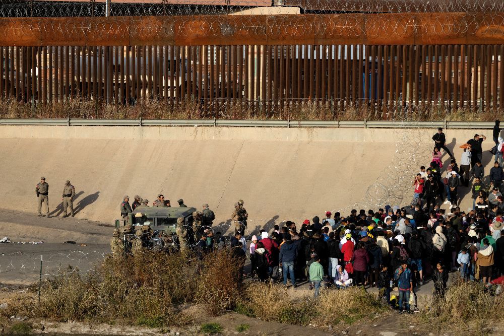 Latin-amerikai bevándorlók várakoznak az Egyesült Államok határánál decemberben <br> Fotó: AFP/Anadolu Agency/David Peinado