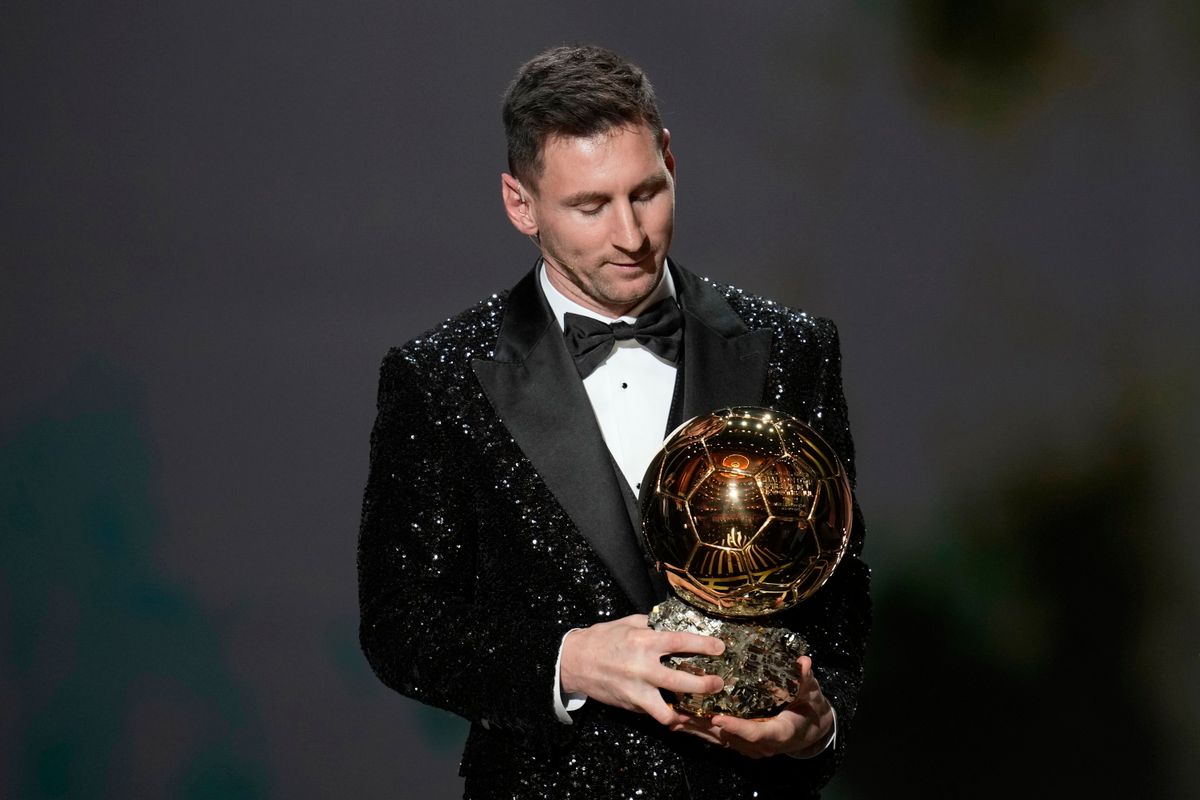 Messinek nem ismeretlen az érzés: kézben tartani az Aranylabdát. Fotó: MTI/AP/Christophe Ena