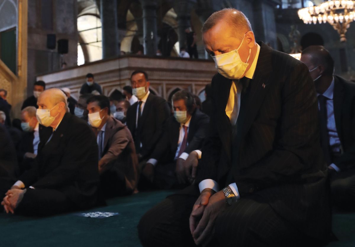 Az elnök is részt vett az első imán.<br>Fotó: MTI / EPA / Török elnöki sajtóiroda