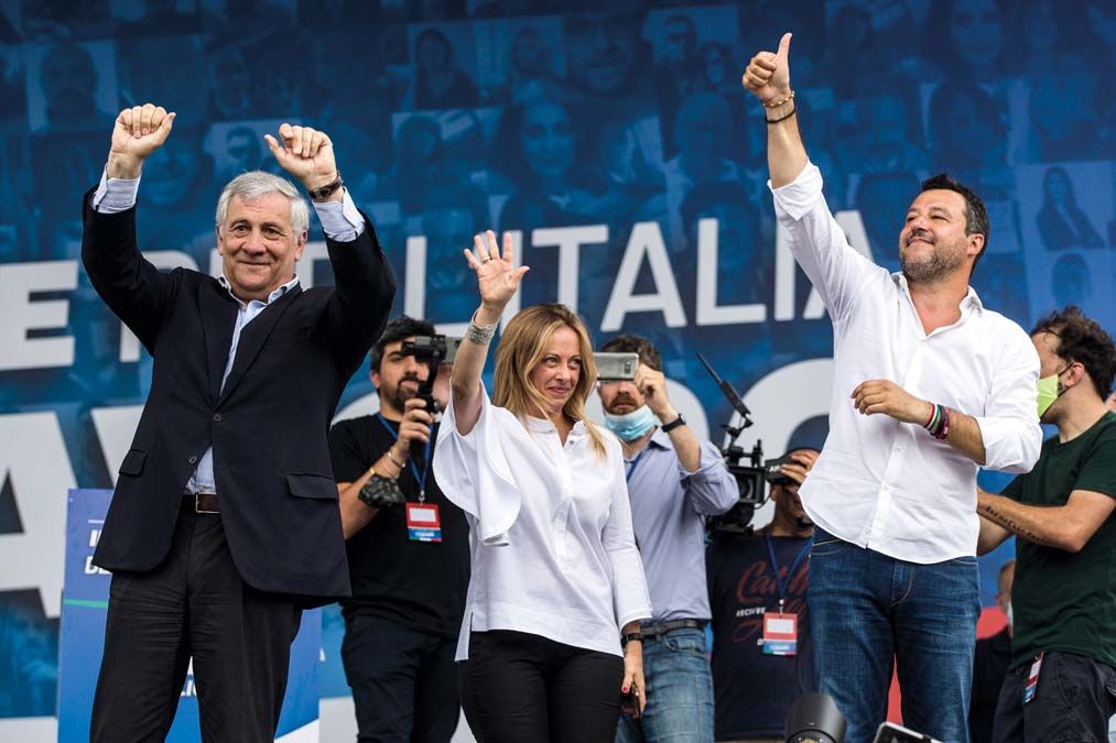 Antonio Tajani, a Hajrá, Olaszország alelnöke, Giorgia Meloni,  az Olaszország Fivérei elnöke és Matteo Salvini köszönti a résztvevőket az Együtt Olaszországért és a munkáért! címmel meghirdetett kormányellenes tüntetésen Rómában 2020. július 4-én. <br> Fotó: MTI / EPA / ANSA / Angelo Carconi