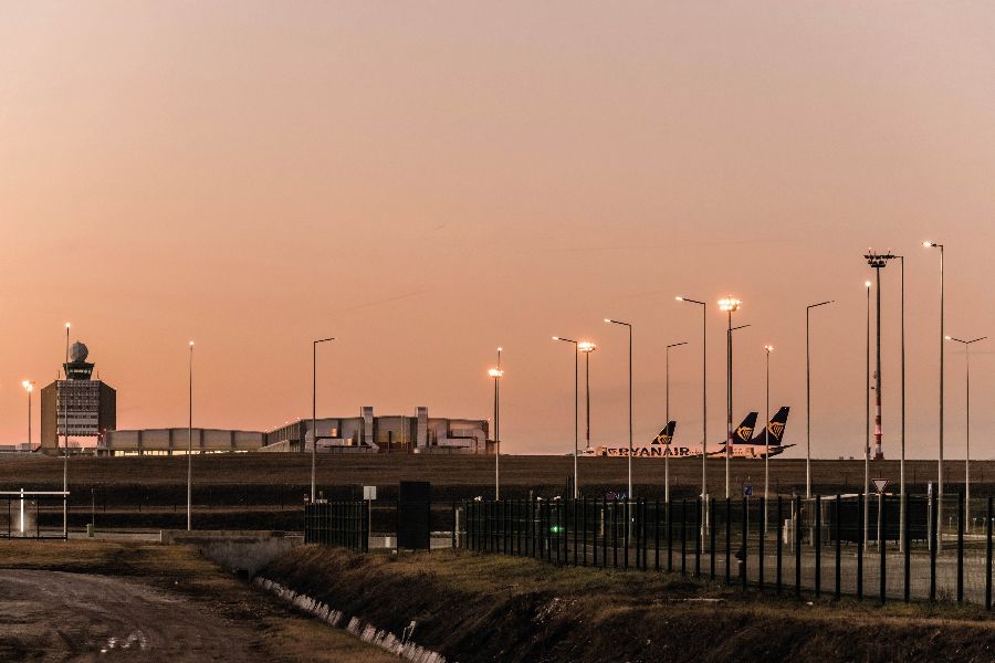 Repülőgépek parkolnak a ferihegyi reptér betonján 2021. december 31-én <br> Fotó: MTVA/Faludi Imre