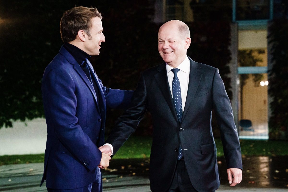 Olaf Scholz német kancellár Emmanuel Macron francia elnököt fogadja vacsorára a berlini kancellári hivatal előtt 2022. október 3-án. MTI/EPA/Clemens Bilan