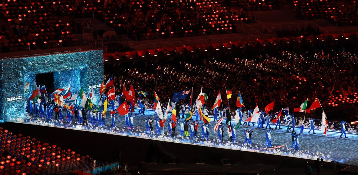 A résztvevő országok zászlóvivőinek bevonulása a 2022-es pekingi téli olimpia záróünnepségén. Fotó: MTI/EPA/Fazry Ismail