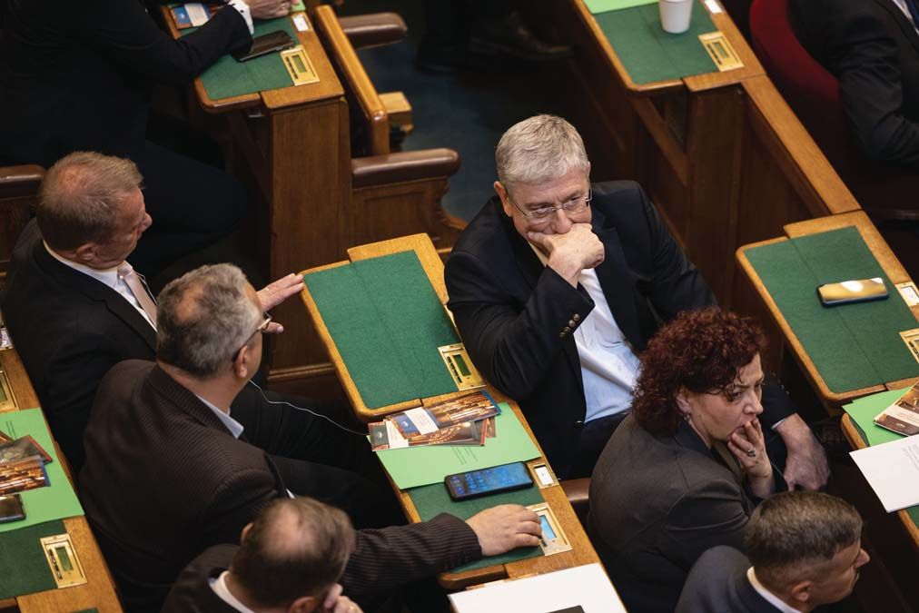 Gyurcsány Ferencnek nincs jó kedve – a DK öt bizottsági alelnöki posztot kapott <br> Fotó: Földházi Árpád