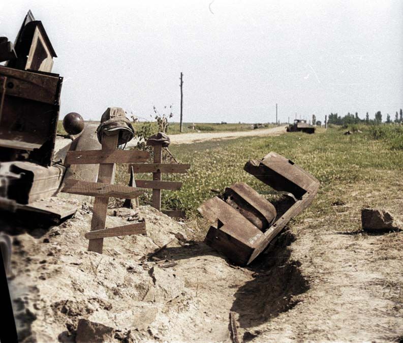 Katonasír és kilőtt tehergépkocsi valahol Ukrajnában a második világháború idején <br> Fotó: Fortepan / adományozó: Berkó Pál