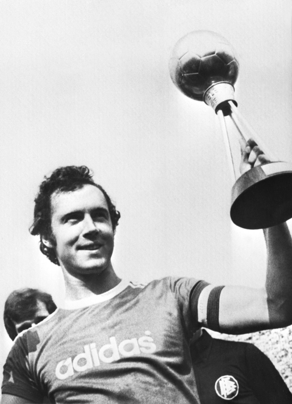 A Bayern 1963-ban a német harmadosztályból indulva 1976-ra a világ csúcsára ért. A legenda, Franz Beckenbauer az Interkontinentális Kupa (mai klub-vb) győztesének járó trófeát emeli magasba. Fotó:MTI/UPI