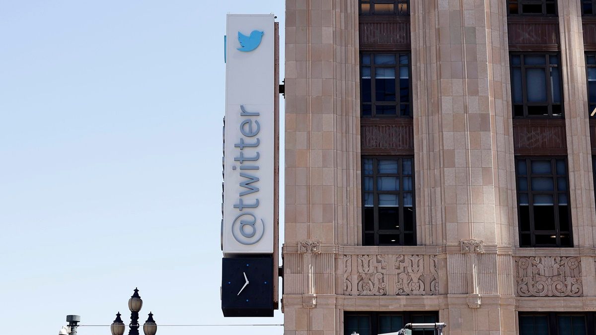 A Twitter mikroblog-szolgáltató vállalat logója a cég San Francisco-i székházán 2022. április 25-én. A Twitter vezetősége ezen a napon elfogadta Elon Musk amerikai üzletember körülbelül 44 milliárd dolláros vételi ajánlatát, így a világ egyik leggazdagabb emberének kezébe kerül az egyik legbefolyásosabb közösségi médiaplatform. MTI/EPA/Peter Dasilva