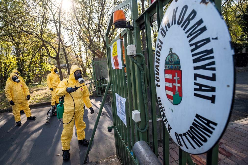 Honvédségi fertőtlenítés a Pesti úton. A fővárosi fenntartású intézményben 55 idős ember halt meg.<br>Fotó: MTI / Mónus Márton