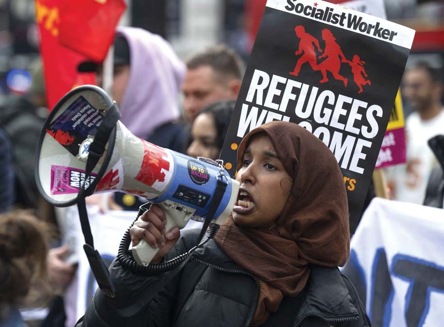 Migránspárti tüntetők Londonban a kormány bevándorlásitörvény-javaslata ellen <br> Fotó: AFP / Rasid Necati Aslim / ANADOLU AGENCY 