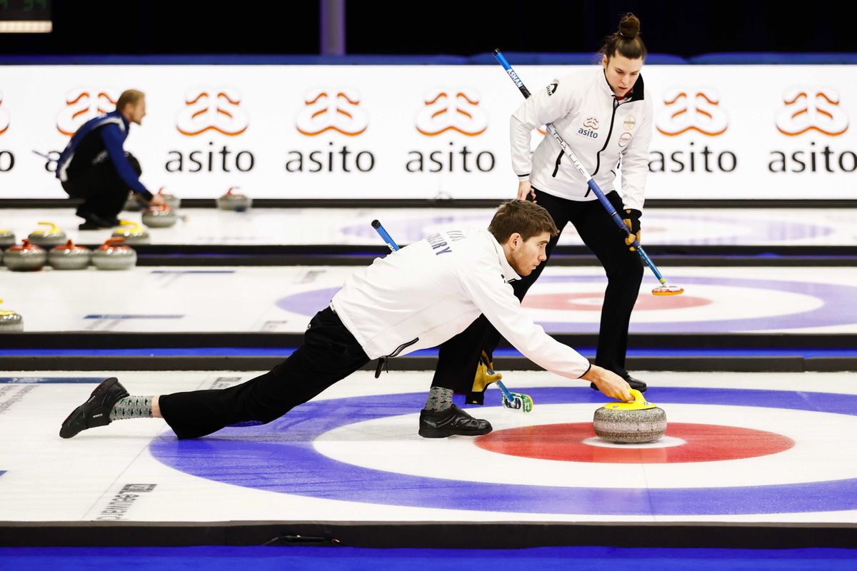 Palancsa Dorottya és Kiss Zsolt a dél-koreai vegyespáros ellen játszik a curlingesek olimpiai pótkvalifikációs versenyének Magyarország-Koreai Köztársaság mérkőzésén a hollandiai Leeuwardenben 2021. december 9-én. A magyar vegyespáros 7-5-re kikapott. Fotó: MTI/EPA-ANP/Vincent Jannink
