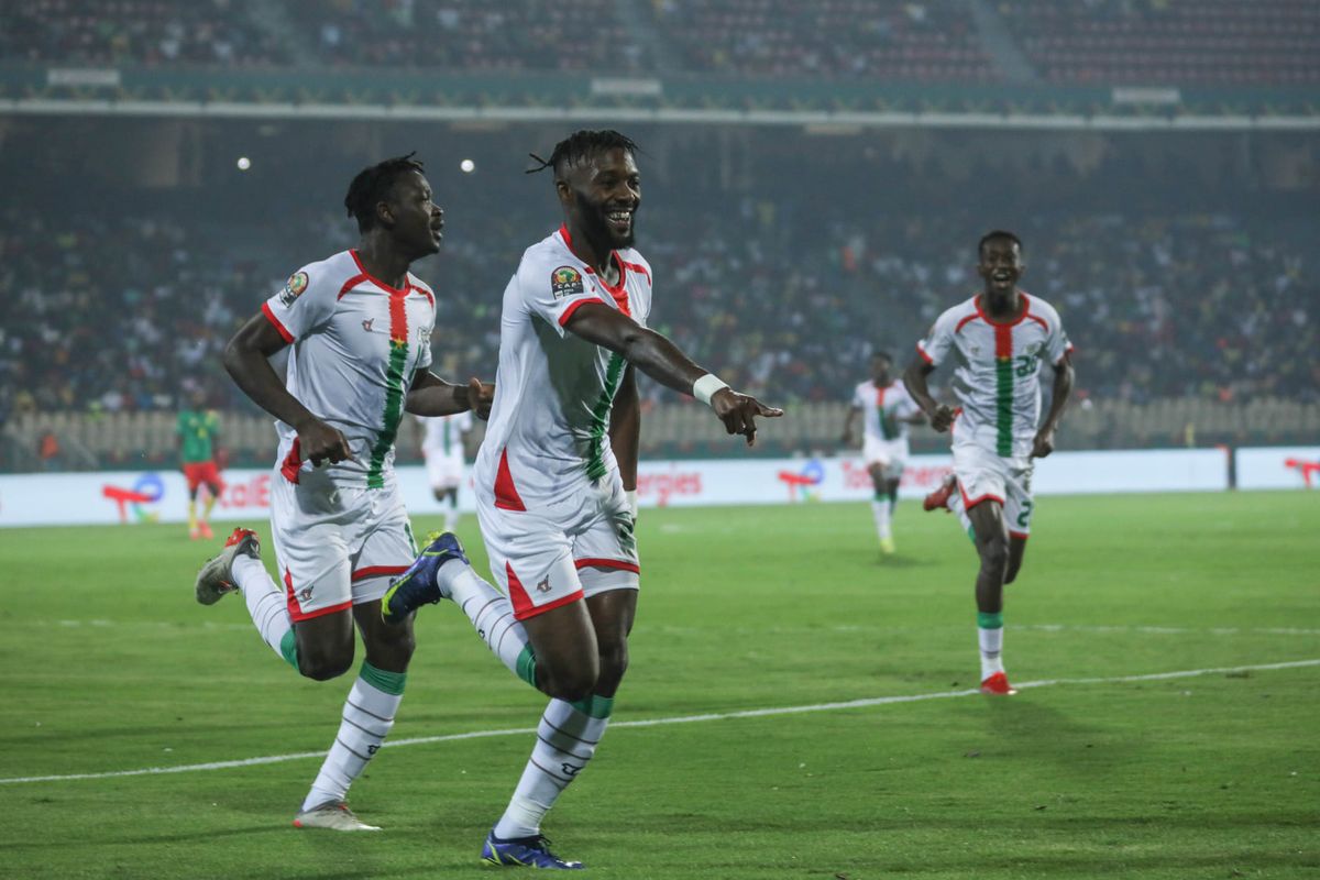 A Burkina Fasó-i válogatott Steeve Yago és csapattársai gólöröme az első gól után. Fotó: TotalEnergies Africa Cup of Nations hivatalos Facebook-oldala