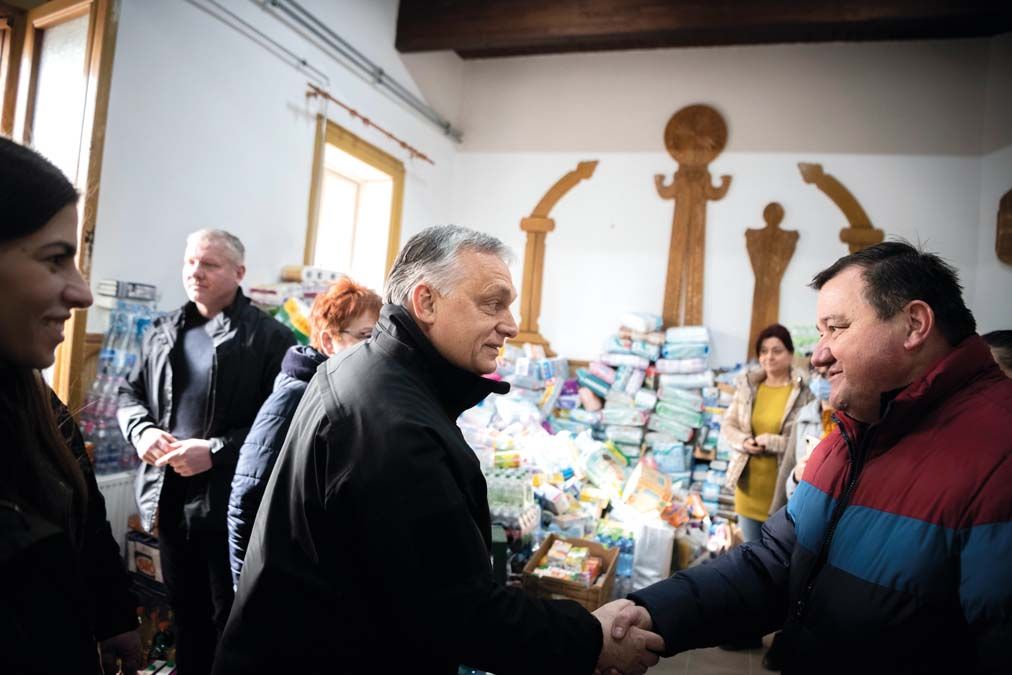 - Orbán Viktor a háború miatt Ukrajnából Magyarországra menekülők számára kialakított segítségponton Beregsurányban március 3-án. <br> Fotó: MTI / Miniszterelnöki Sajtóiroda / Benkő Vivien Cher