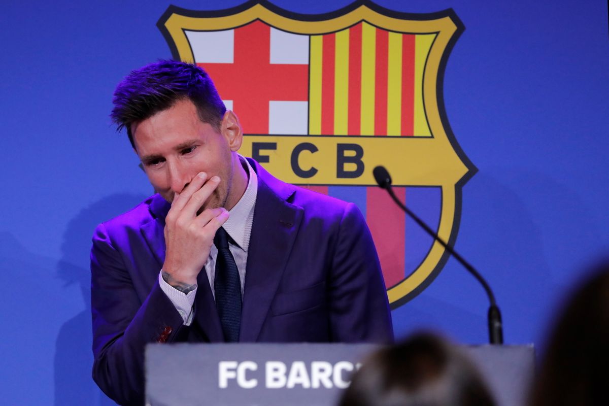A képen: Ez a szomorú nap is eljött. Lionel Messi, az FC Barcelona spanyol labdarúgóklub eddigi csillaga sír a csapat otthonában, a barcelonai Camp Nou Stadionban tartott sajtóértekezletének kezdetén, 2021. augusztus 8-án. A klubvezetés az előző napokban bejelentette, hogy a spanyol szakszövetség pénzügyi fair play szabályai miatt nem tudják az akkor még hatszoros aranylabdás Messi szerződését meghosszabbítani. Fotó: MTI/EPA/EFE/Andreu Dalmau