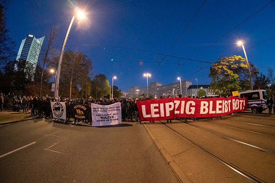 „Lipcse vörös marad!” – üzenik a tüntetők egy novemberi demonstráción. Fotó: Mandiner/Greczula Levente László