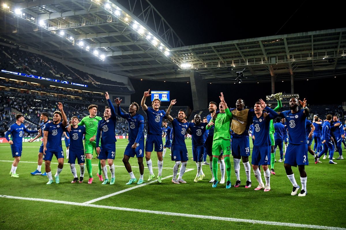 A Chelsea játékosai a szurkolóikat köszöntik tavasszal a Bajnokok Ligája megnyerése után. A címvédő még nem biztosította a helyét a legjobb 16 között. Foto: MTI/EPA/Getty pool/David Ramos