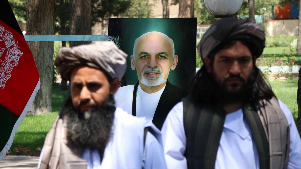 Az afgán kormány által szabadon engedett tálibok az afganisztáni Herátban 2020. május 26-án. Asraf Gáni afgán elnök március 11-én írt alá rendeletet ötezer tálib szabadlábra helyezéséről, a felkelők pedig ezer katona elengedésébe egyeztek bele, de a fogolycserét többször elhalasztották. (MTI/EPA/Dzsalil Rezaji)