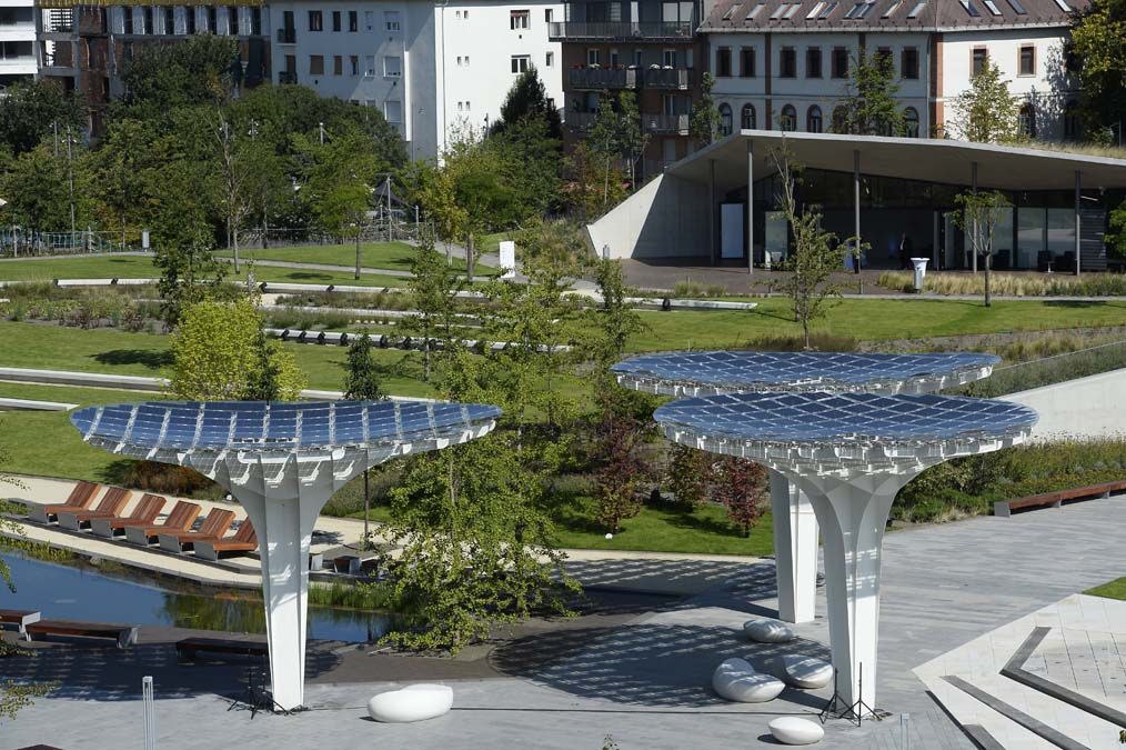 A sétautak találkozási pontjánál álló, gomba formájú, tetejükön napelemekkel felszerelt építmények a budai Széllkapu parkjában a megnyitó előtt 2020. augusztus 20-án.<br>Fotó: MTI/Soós Lajos