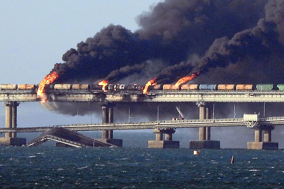 Fekete füst száll fel a Krímet Oroszországgal összekötő Kercsi hídról, amelyet 2022. október 8-án szabotázstámadás ért. Fotó: AFP